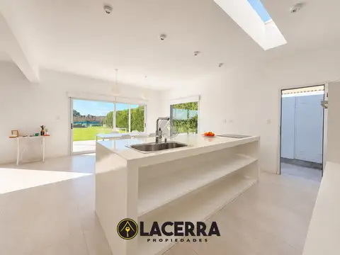 CASA  DE 3 AMBIENTES EN BARRIO SAN SEBASTIAN - ÁREA 1