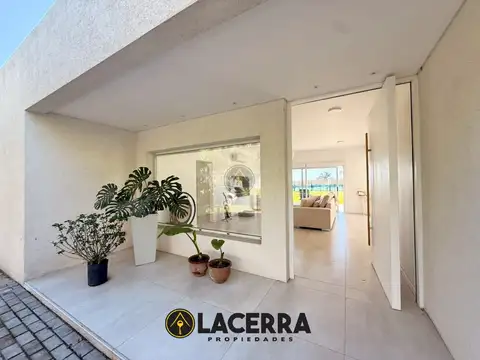 CASA  DE 3 AMBIENTES EN BARRIO SAN SEBASTIAN - ÁREA 1