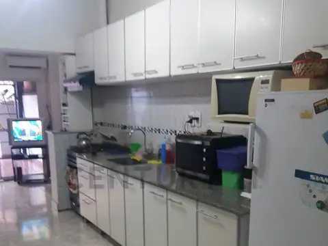 VENTA CASA DE 3 AMBIENTES CON GRAN JARDIN. MONTE GRANDE