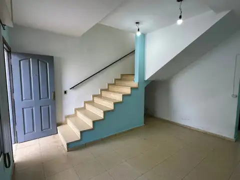 Depto Tipo Casa en Alquiler en Bernal Oeste, $ 700.000