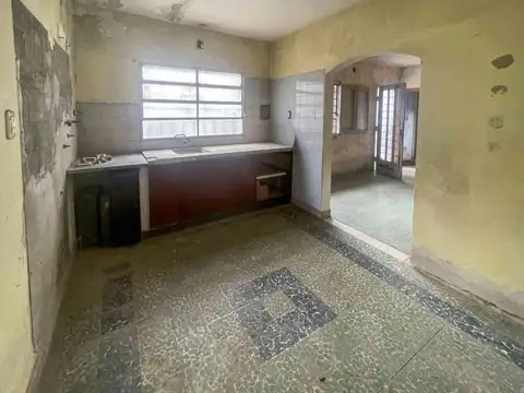CASA EN VENTA 2 DORMITORIO CON GALPÓN - FISHERTON