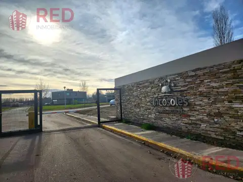 VENDE TERRENO EN BARRIO PRIVADO CINCO SALTOS
