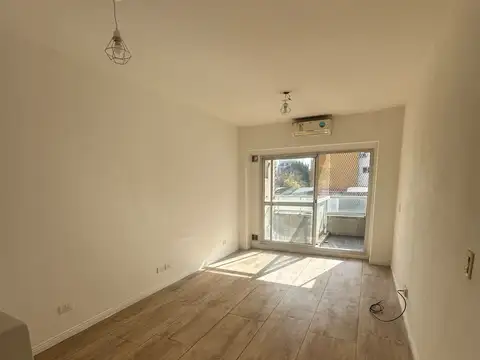 EXCELENTE MONOAMBIENTE LUMINOSO CON BALCON, PISCINA, TERRAZA CON PARRILLA,  LAUNDRY Y SUM