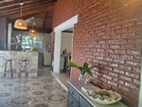 Casa en Alquiler con 3 cocheras