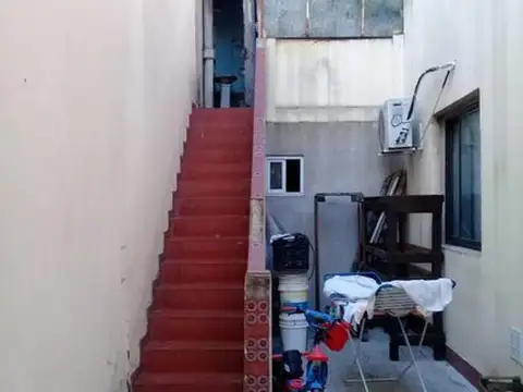 Casa 11 ambientes con 2 baños