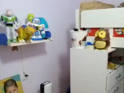 Casa de10 ambi en Alquiler  en Pompeya.Necesita arreglos.