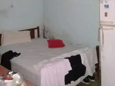 Casa de10 ambi en Alquiler  en Pompeya.Necesita arreglos.