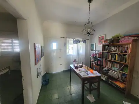 Casa sobre avenida Centro de Los Hornos