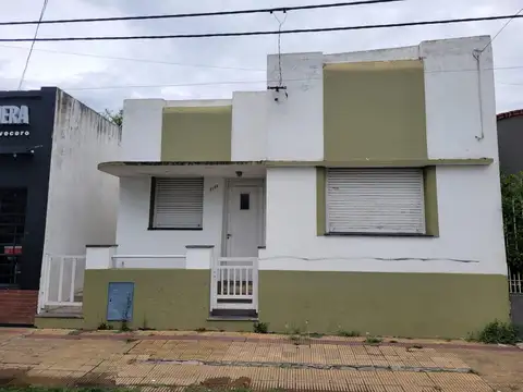 Casa sobre avenida Centro de Los Hornos
