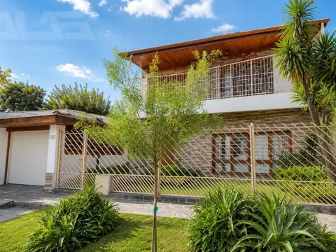 Casa 5 ambientes - 4 dormitorios - 2 baños - 3 cocheras - Patio - Ituzaingó