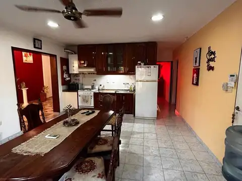 C1103 - CASA REMODELADA EN VENTA Z/ AV. FANGIO