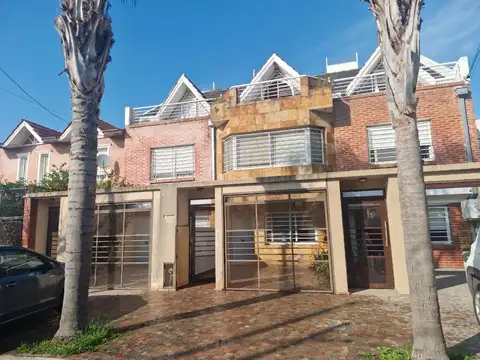 Excelente Triplex de 3/4 ambientes con cochera y patio ubicado en Aldo Bonzi