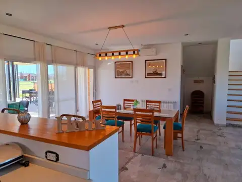 Casa en Alquiler con 2 cocheras