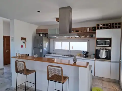 Casa 7 ambientes con 5 baños