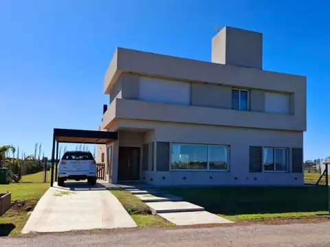 Casa alquiler 3 dormitorios barrio privado en Funes