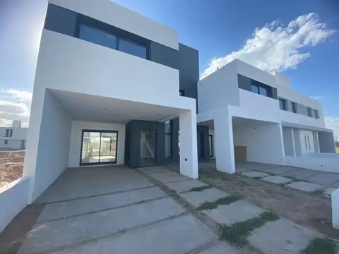 Casa 6 ambientes con 2 baños