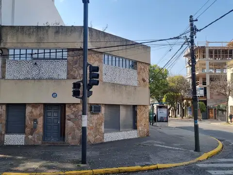 VENTA ECHESORTU ESQUINA  CATAMARCA Y AV FRANCIA .CASA TRES DORMITORIOS PATIO COCHERA