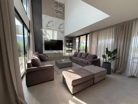 Casa 8 ambientes con 7 baños