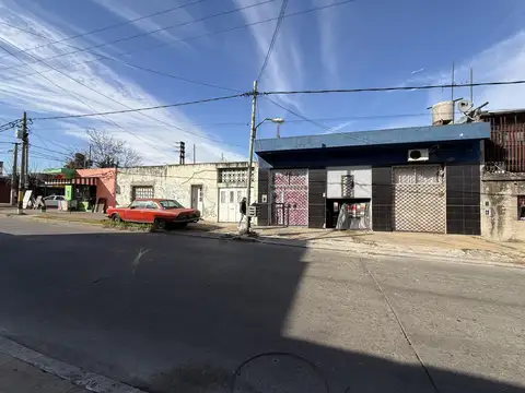 Esquina con Galpón   Local   Casa con Garaje a la Venta en Importante esquina de Isidro Casanova