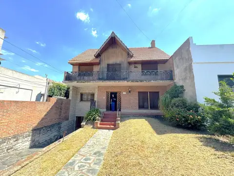 CASA 7 AMBIENTES VENTA ADROGUE JARDIN Y PILETA