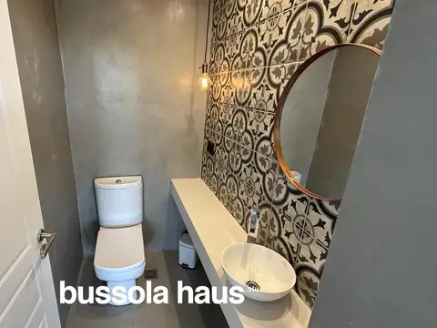 Casa en Alquiler con 2 cocheras