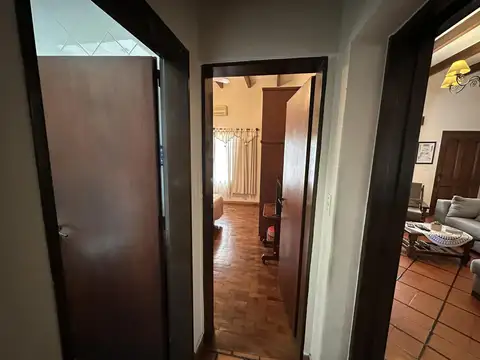 Casa en Venta de 6 amb. Patio con quincho y parrilla. Cochera. En pleno Centro Zárate