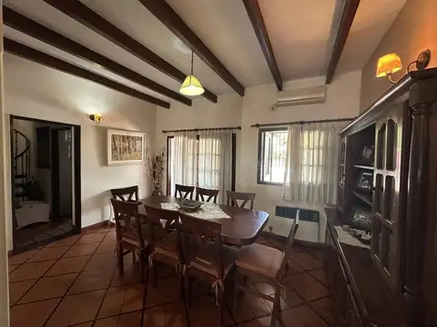 Casa 6 ambientes con 2 baños