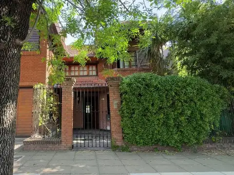 Casa mas lote lindero en venta. Hurlingham