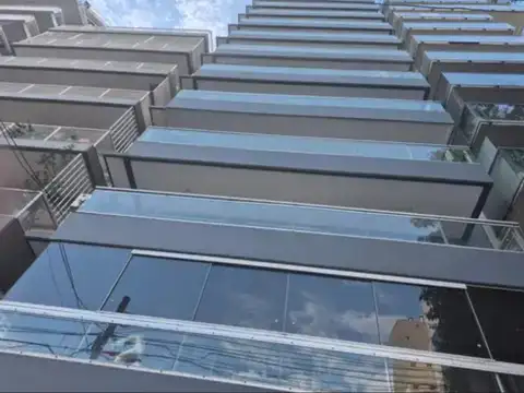 Venta de departamento ( semi piso ) de tres ambientes con balcón al frente en Villa Urquiza