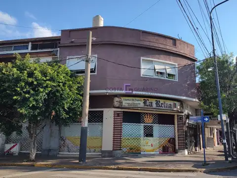 Departamento de 3 ambientes en primer piso con patio y terraza en esquina