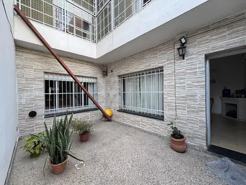 VENTA CASA DE PASILLO UNICO,4 DORMITORIOS, NO PH EN PJE. IVANOWSKI 500, BARRIO LAS HERAS