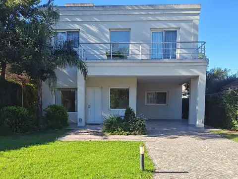 Casa 4 ambientes con 4 baños