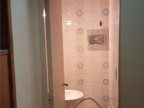 1 AMB  "CHICO" 23 M2. LATERAL. EDIFICIO STANDART/ECONÓMICO. TERMOTANQUE ELÉCTRICO.
