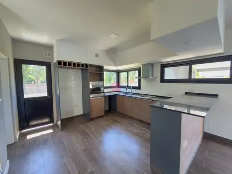 Casa 4 ambientes con 3 baños