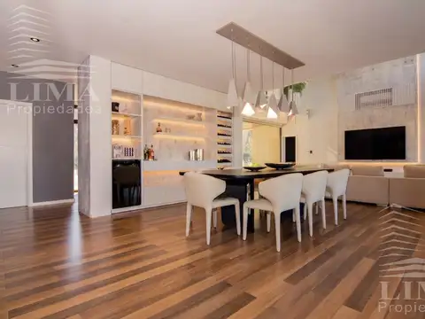 Casa en Venta con 2 cocheras