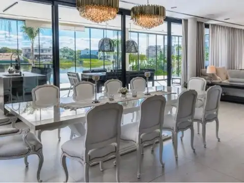 Casa 7 ambientes con 5 baños