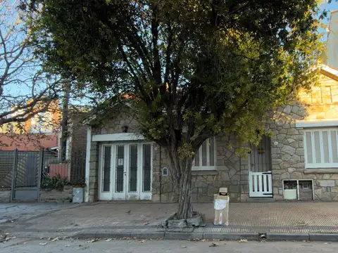 Chalet 4 Ambientes con patio y garage - 14 de Julio al 600