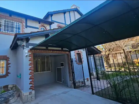 Casa en Alquiler con 2 cocheras