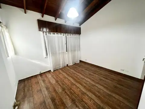 Casa en Alquiler con 1 cochera