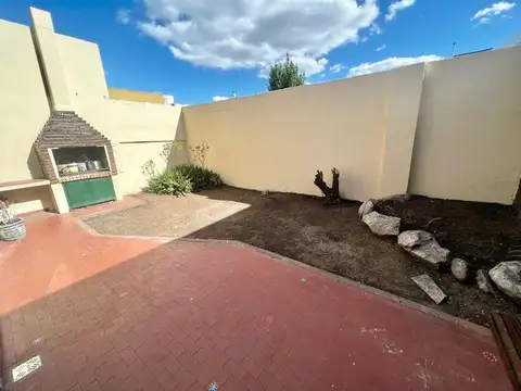 Casa en Alquiler con 1 cochera