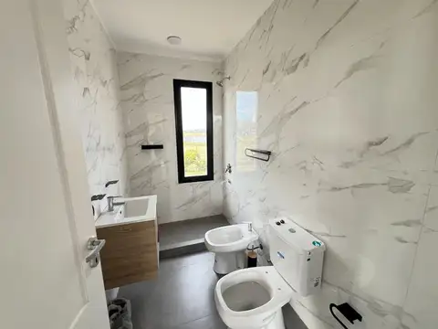 Casa 4 ambientes con 2 baños