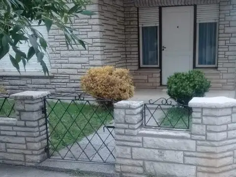 Casa 4 ambientes con 2 baños
