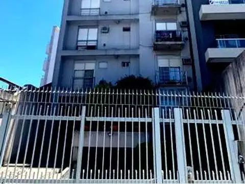 OPORTUNIDAD 2 AMBTES A 200 MTS DE LA PZA. ALSINA CON BAUL. 