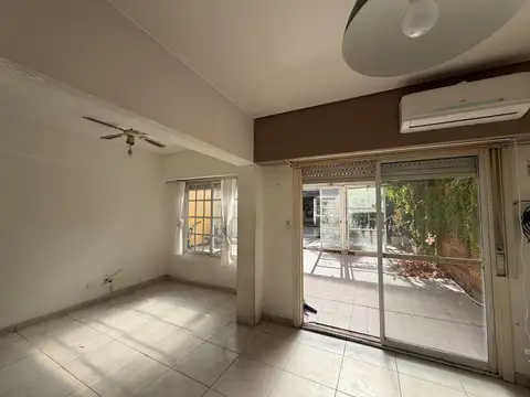 Dúplex de 4 ambientes a reciclar con gran jardín