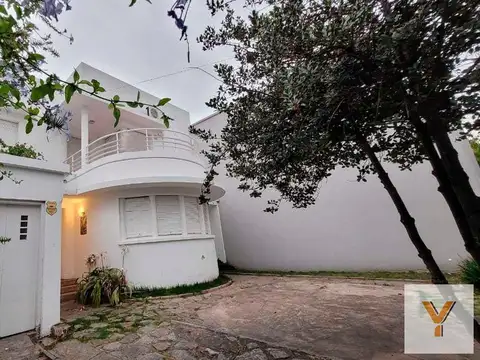 Casa en venta - 4 Dormitorios 3 Baños 1 Cochera - 330Mts2 - Miramar