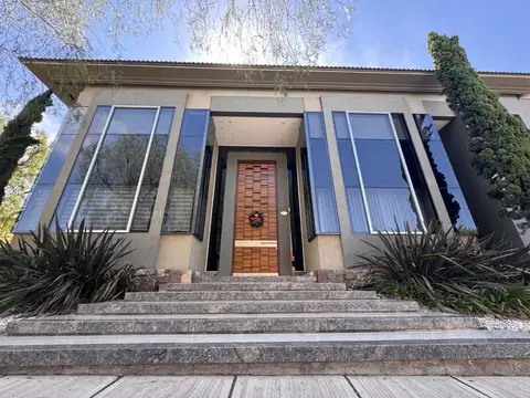 Casa en Venta con 4 cocheras