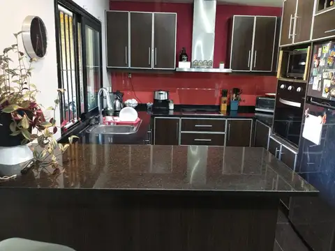 Casa 6 ambientes con 4 baños