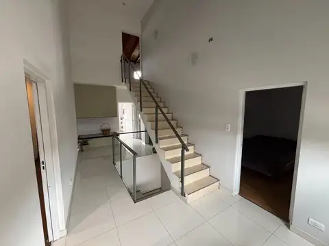 VENTA CASA 6 AMB - JARDIN Y PILETA