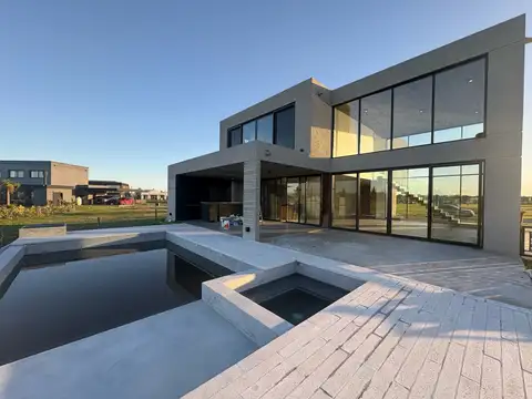 Casa al río en El Naudir – 346 m² – Piscina, amarra