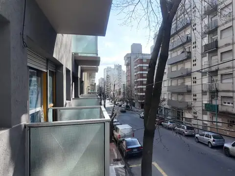 Venta Departamento 2 Ambientes al Frente con Balcón y Patio Güemes Mar del Plata